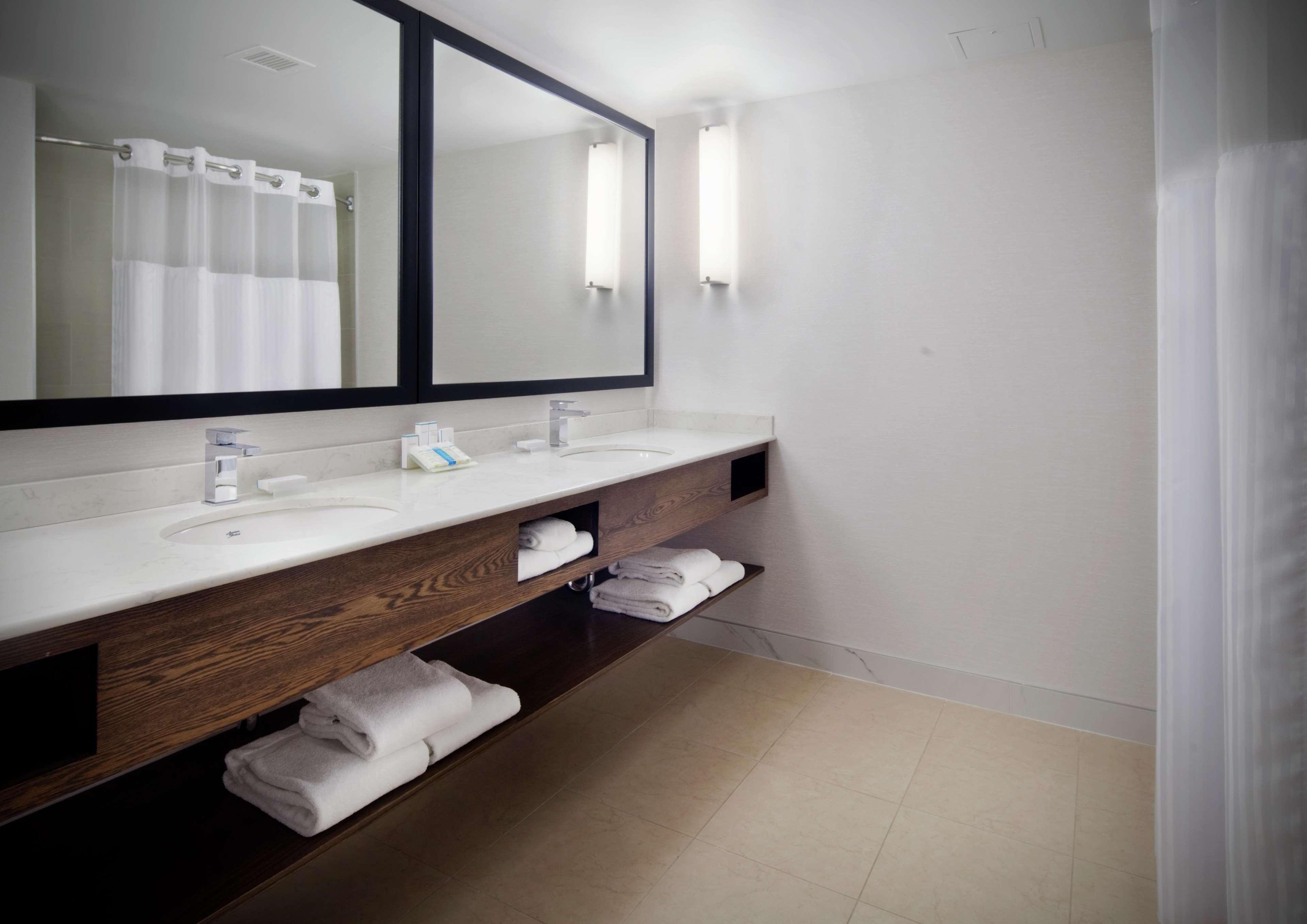 Hilton Garden Inn Montreal Airport Дорваль Номер фото
