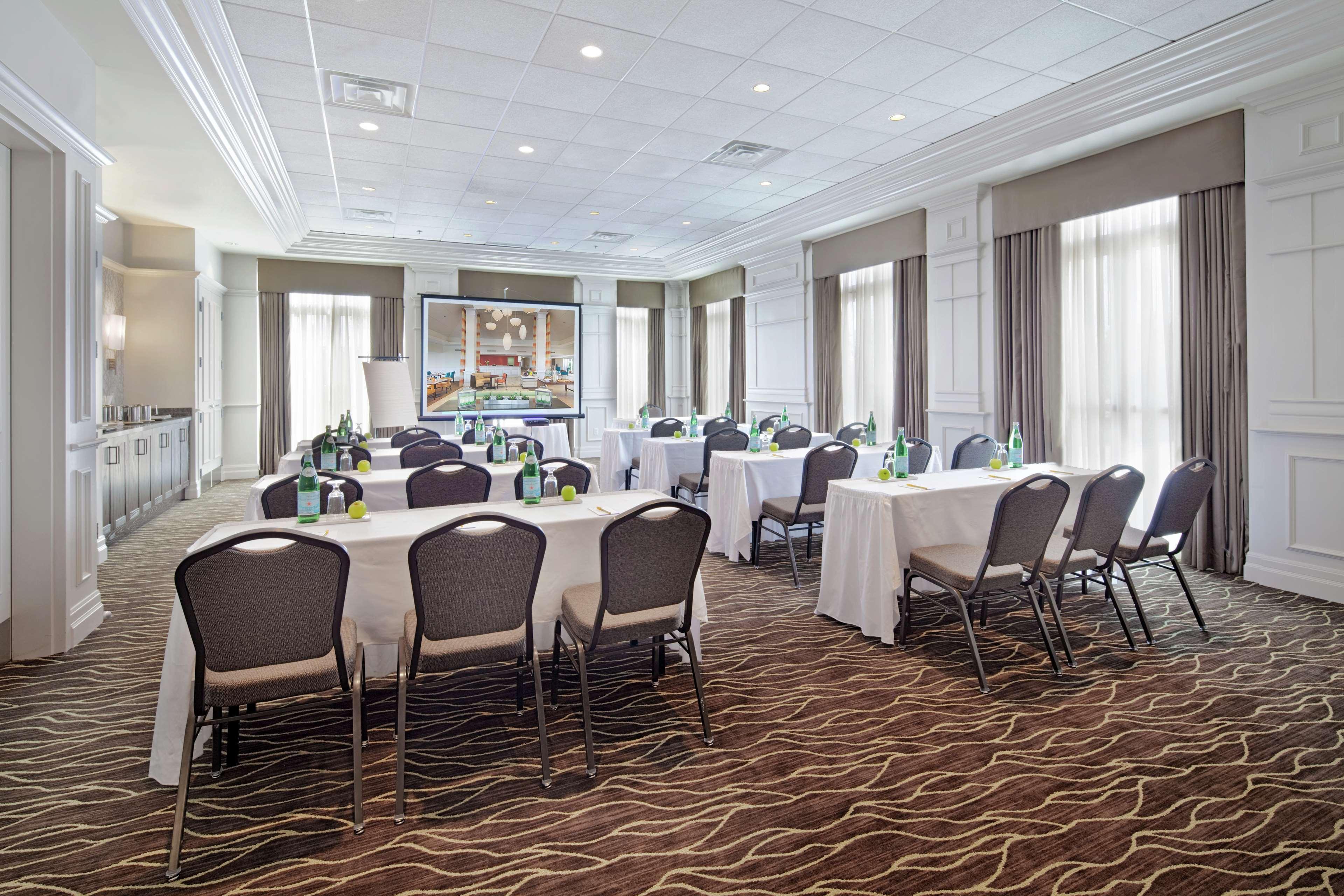 Hilton Garden Inn Montreal Airport Дорваль Экстерьер фото