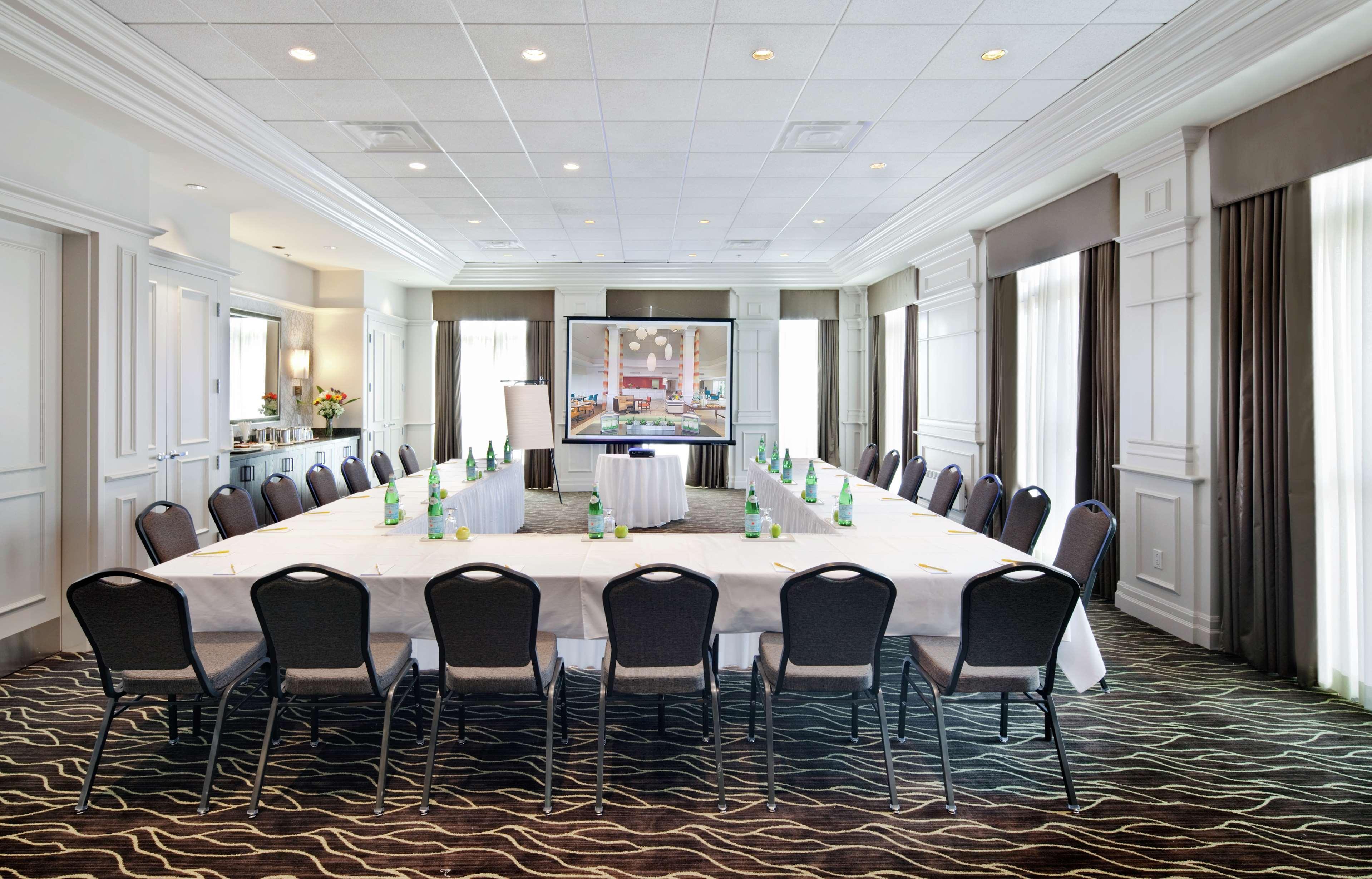 Hilton Garden Inn Montreal Airport Дорваль Экстерьер фото