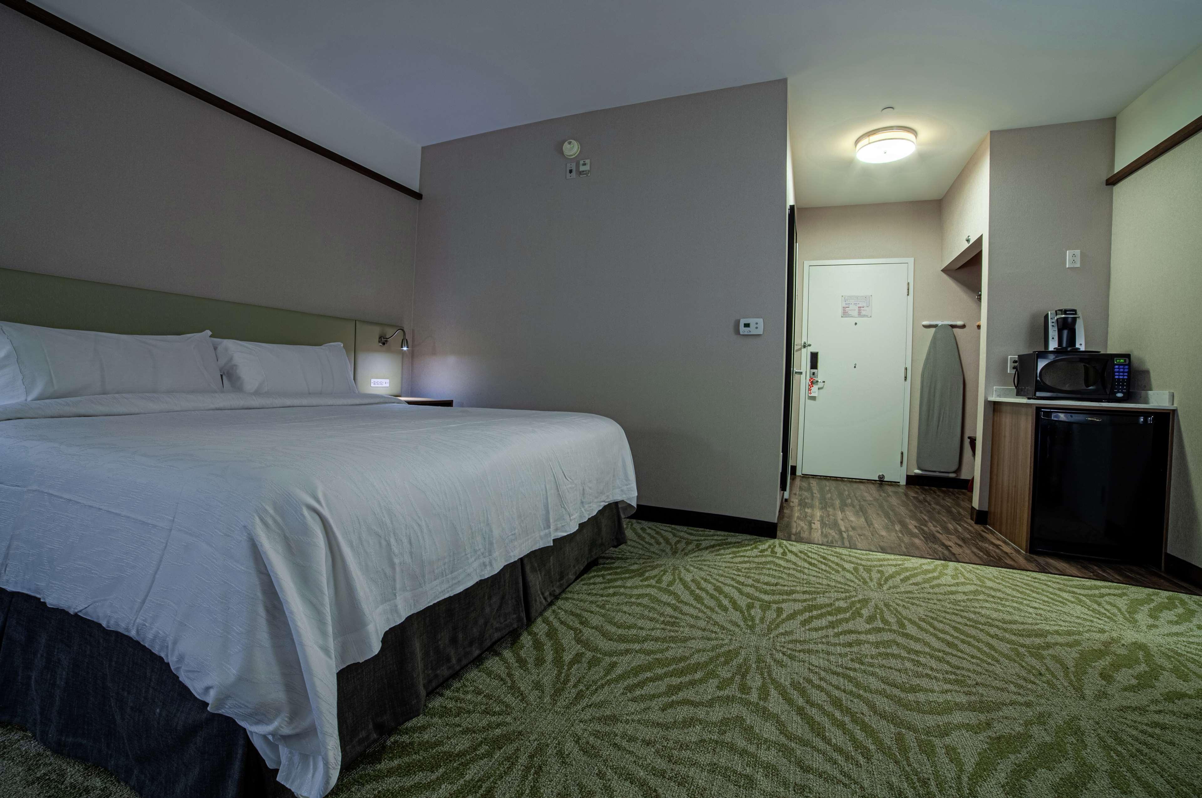 Hilton Garden Inn Montreal Airport Дорваль Экстерьер фото