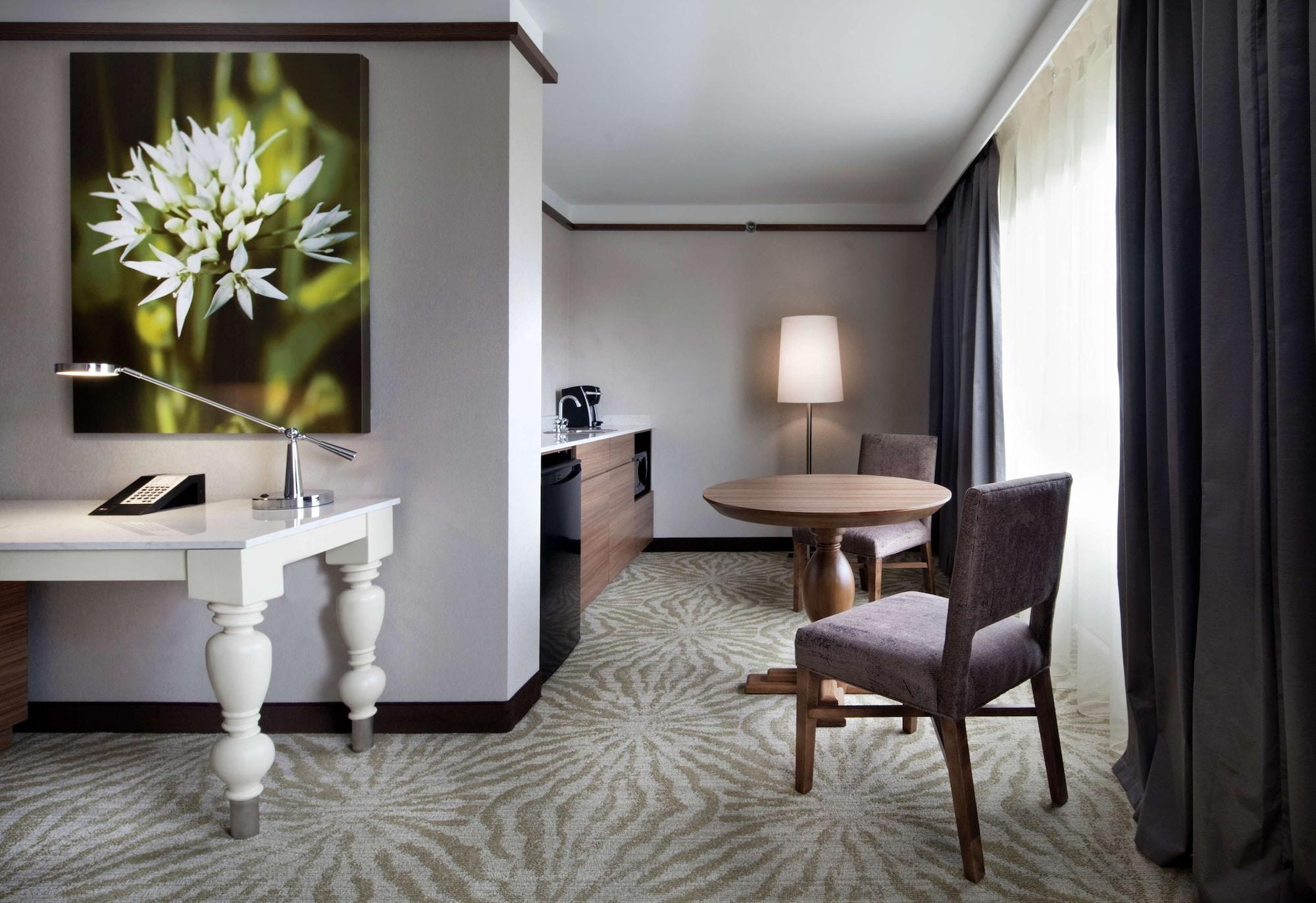 Hilton Garden Inn Montreal Airport Дорваль Экстерьер фото