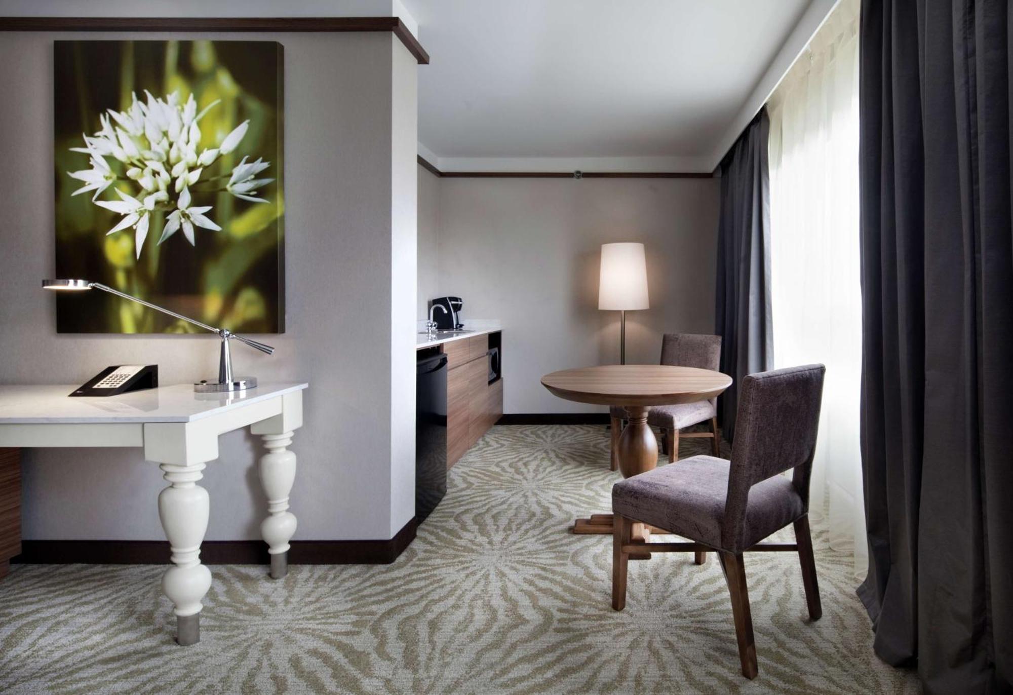 Hilton Garden Inn Montreal Airport Дорваль Экстерьер фото