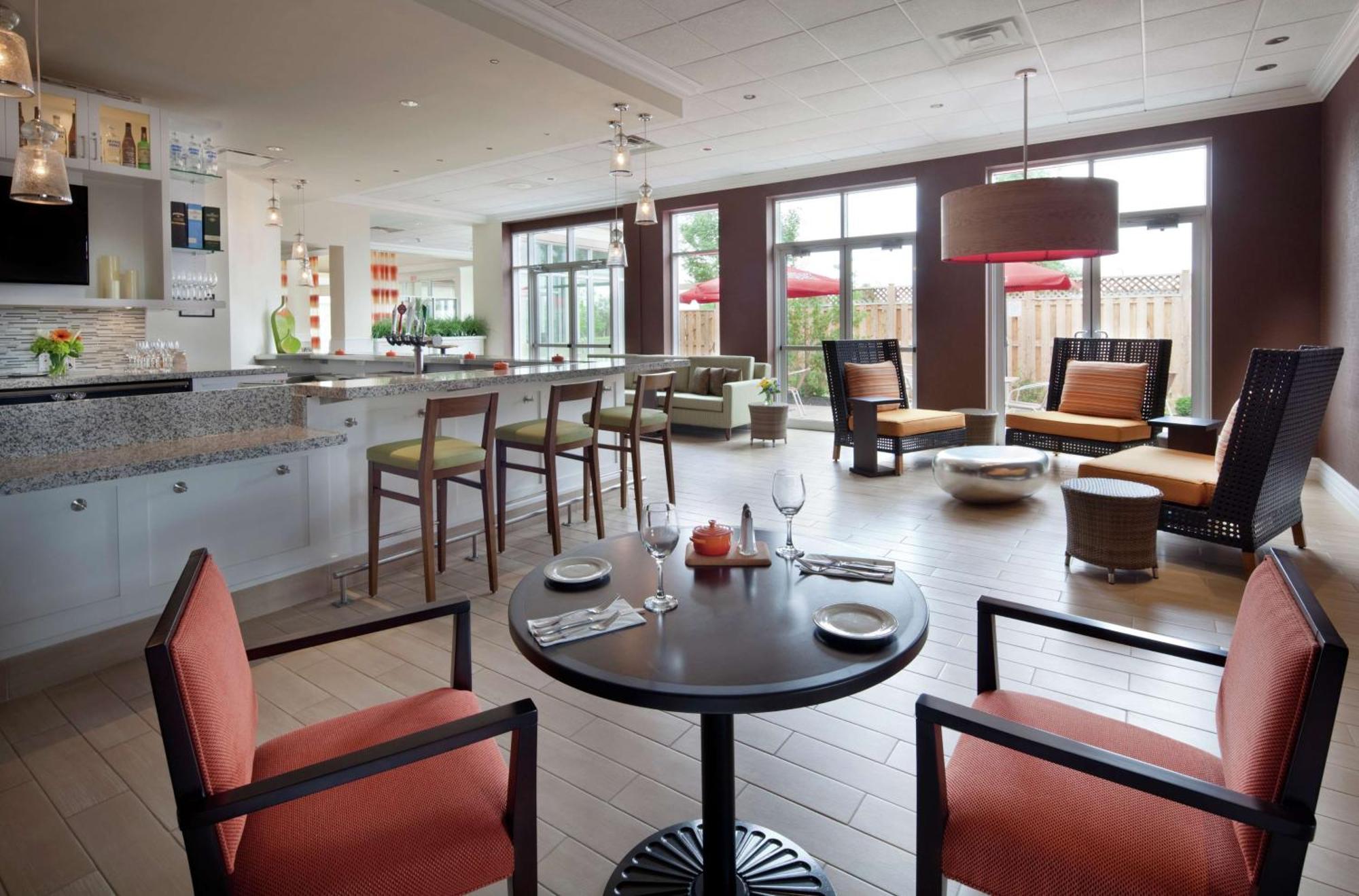 Hilton Garden Inn Montreal Airport Дорваль Экстерьер фото