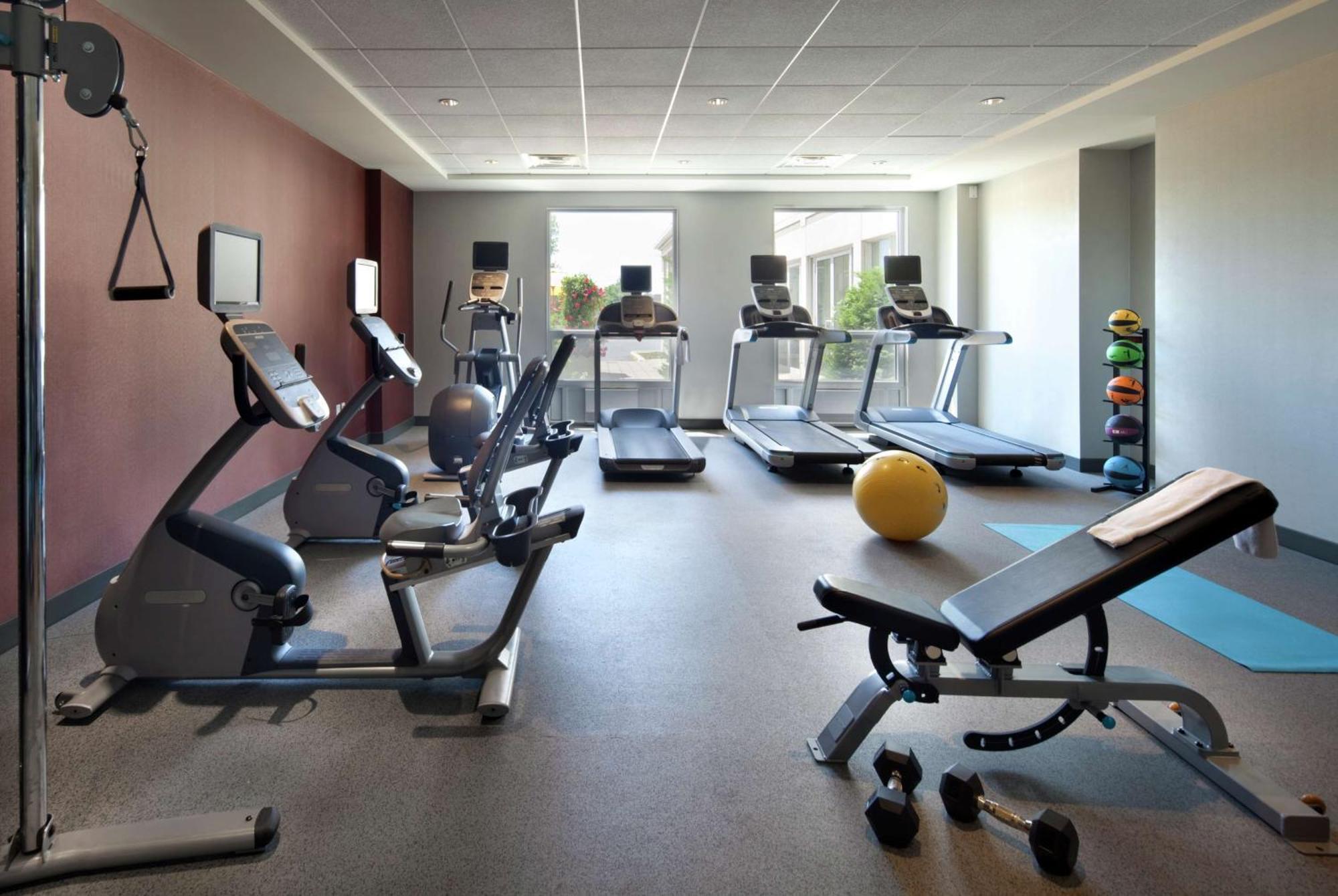 Hilton Garden Inn Montreal Airport Дорваль Экстерьер фото