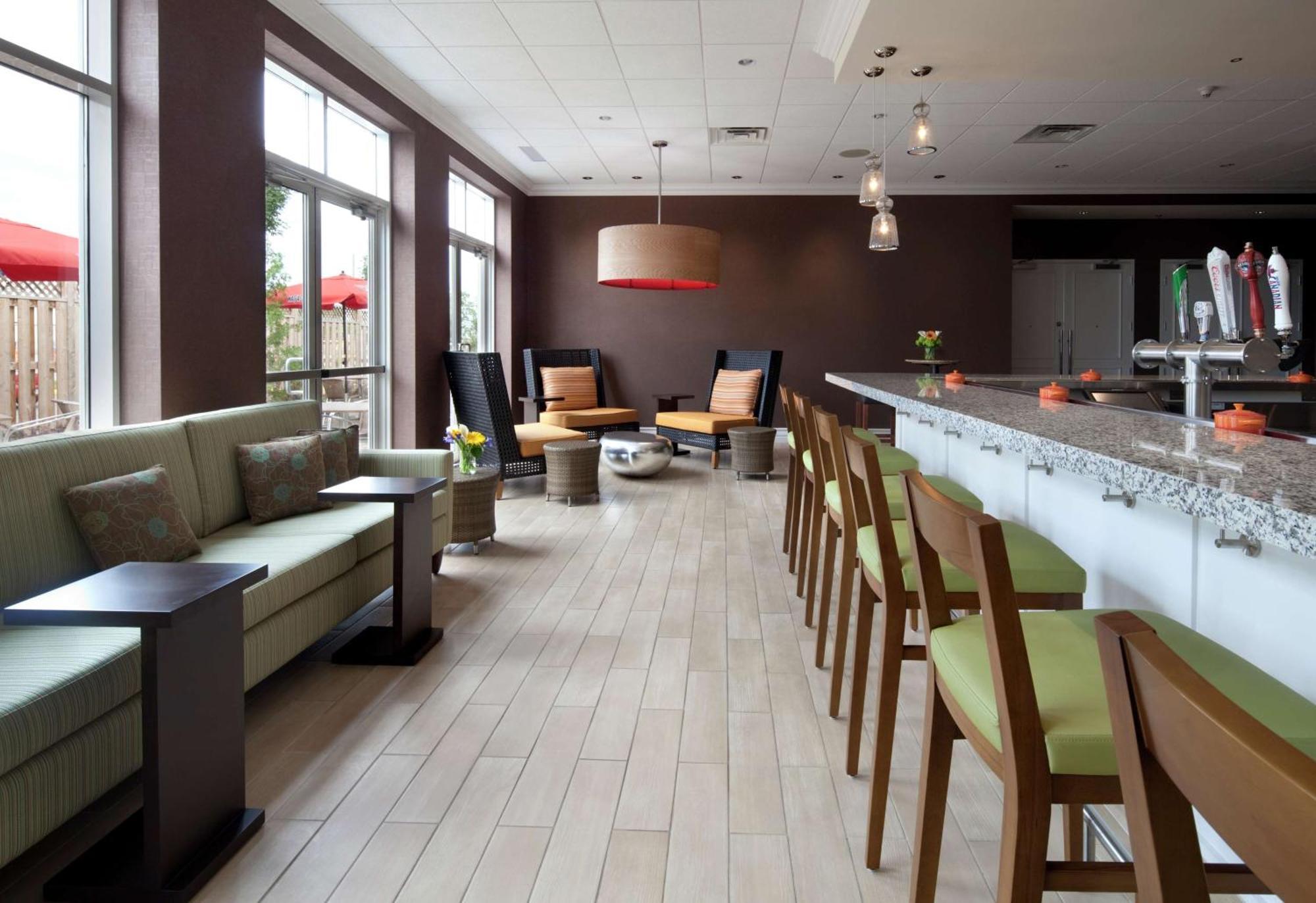 Hilton Garden Inn Montreal Airport Дорваль Экстерьер фото